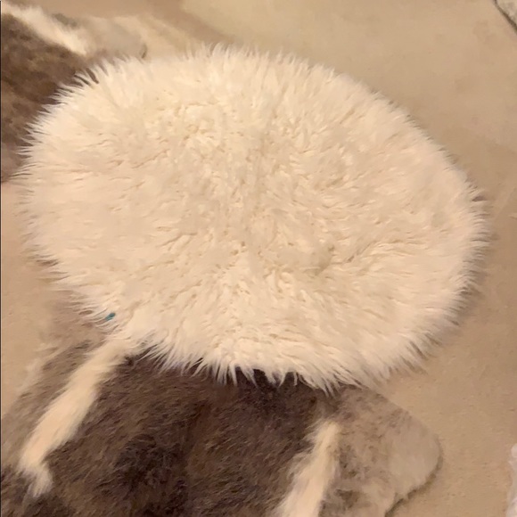 Faux Fur Rug (round) NWOT - Picture 2 of 3